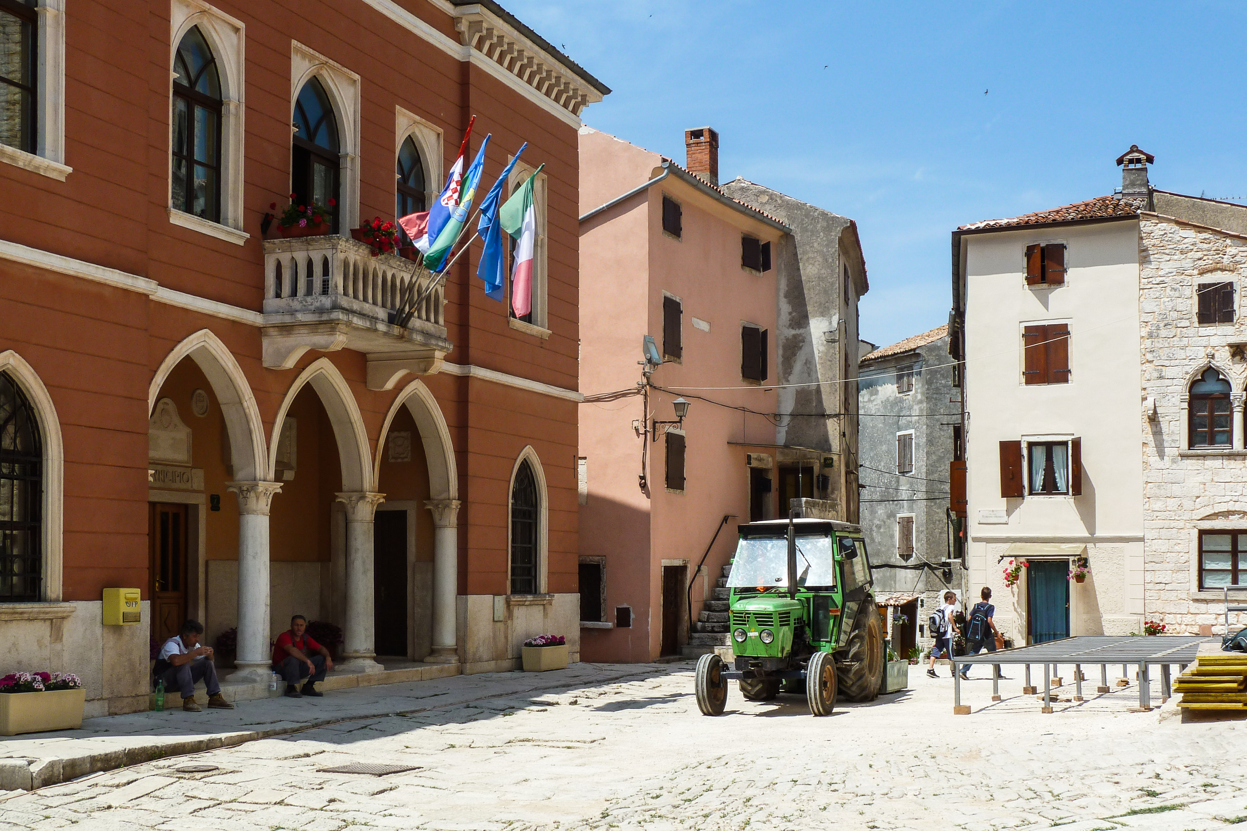 Bale – Rathausplatz mit grünem Traktor